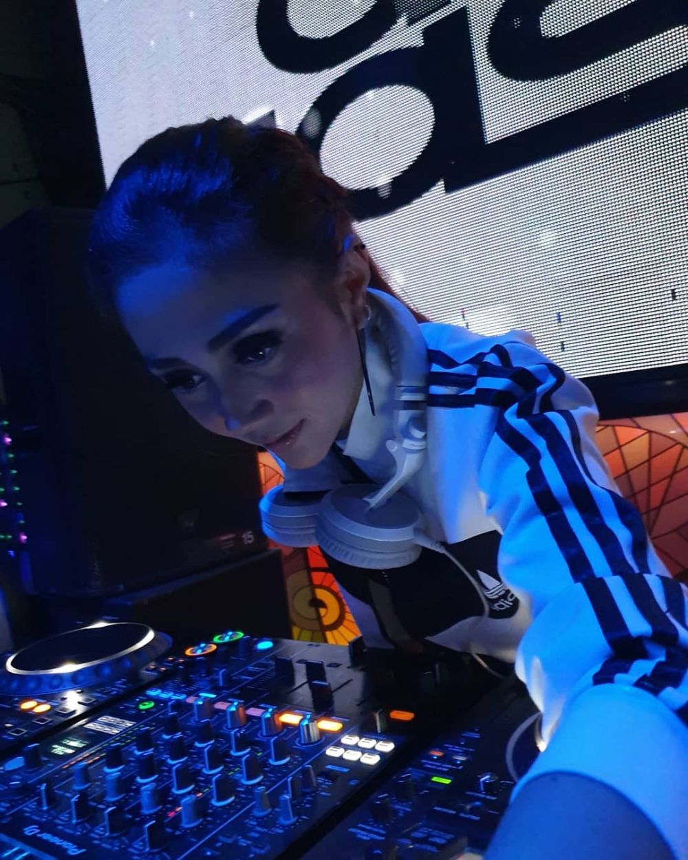 10 Gaya Aida Saskia saat nge-DJ ini bikin susah kedip