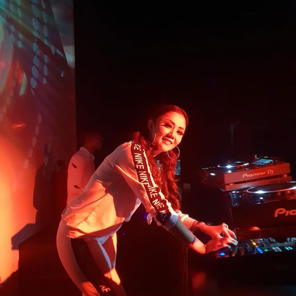 10 Gaya Aida Saskia saat nge-DJ ini bikin susah kedip