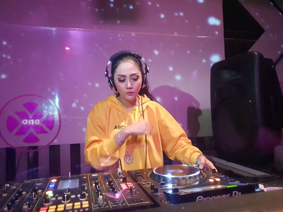 10 Gaya Aida Saskia saat nge-DJ ini bikin susah kedip