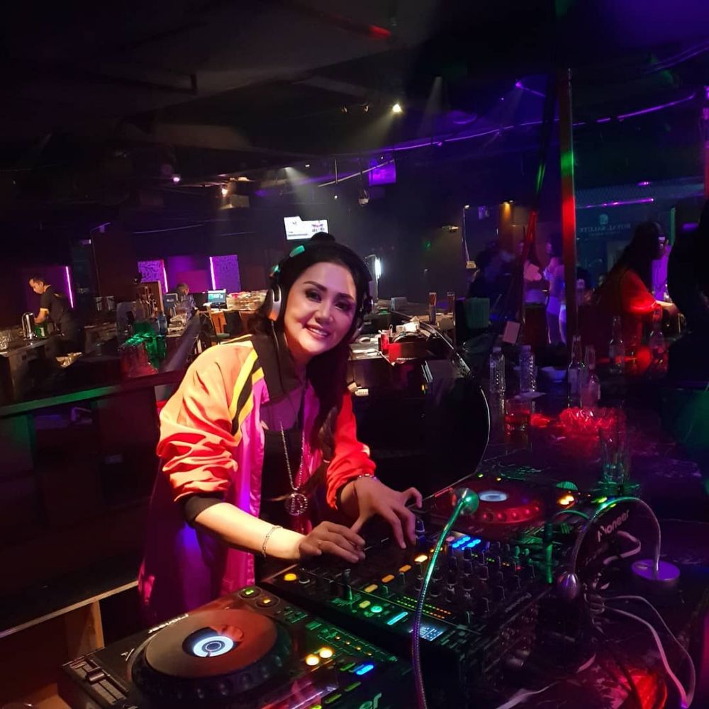 10 Gaya Aida Saskia saat nge-DJ ini bikin susah kedip
