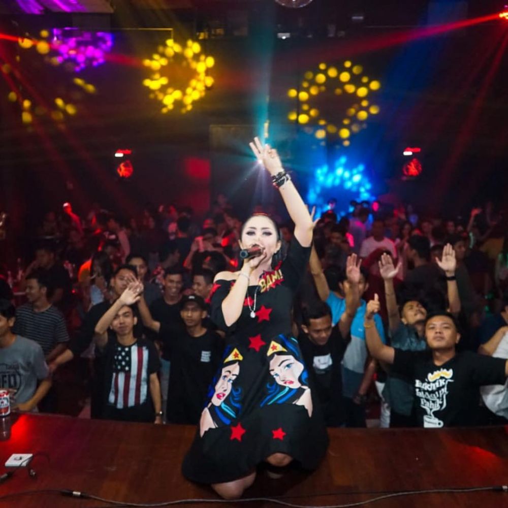 10 Gaya Aida Saskia saat nge-DJ ini bikin susah kedip