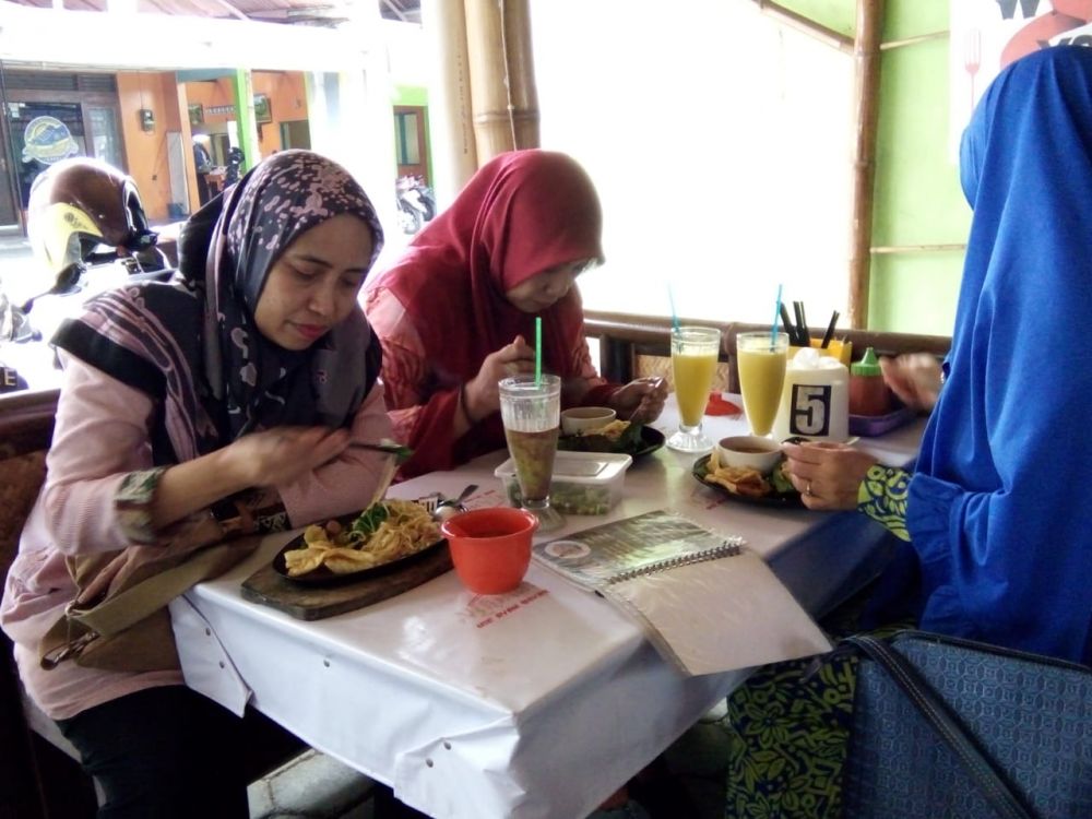 Menikmati mie ayam bakar, kuliner unik yang wajib dicoba © 2019 brilio.net