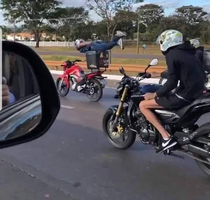 10 Potret lucu bapak-bapak terlalu santai di jalan raya, kocak