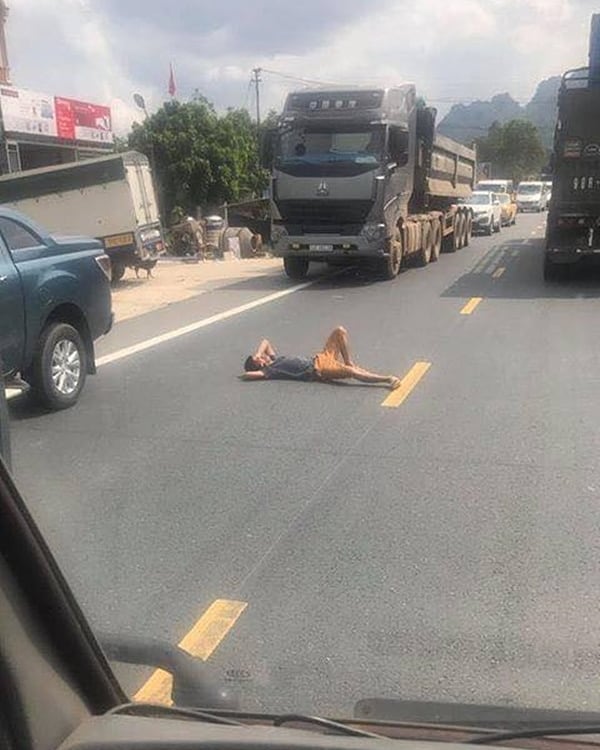 10 Potret lucu bapak-bapak terlalu santai di jalan raya, kocak