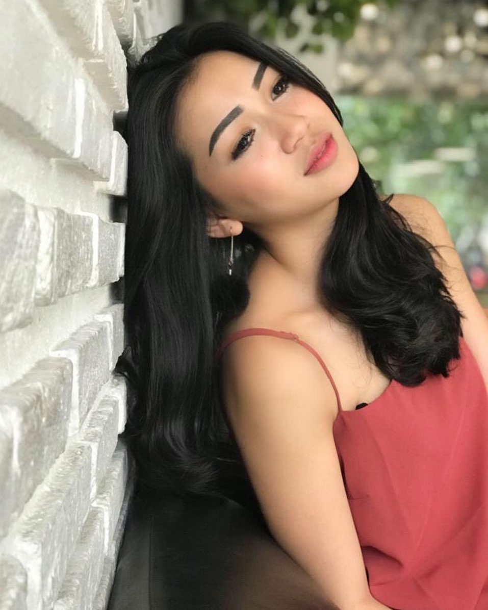 10 Potret Cyndyana Lorens, pramugari cantik adik Kriss Hatta