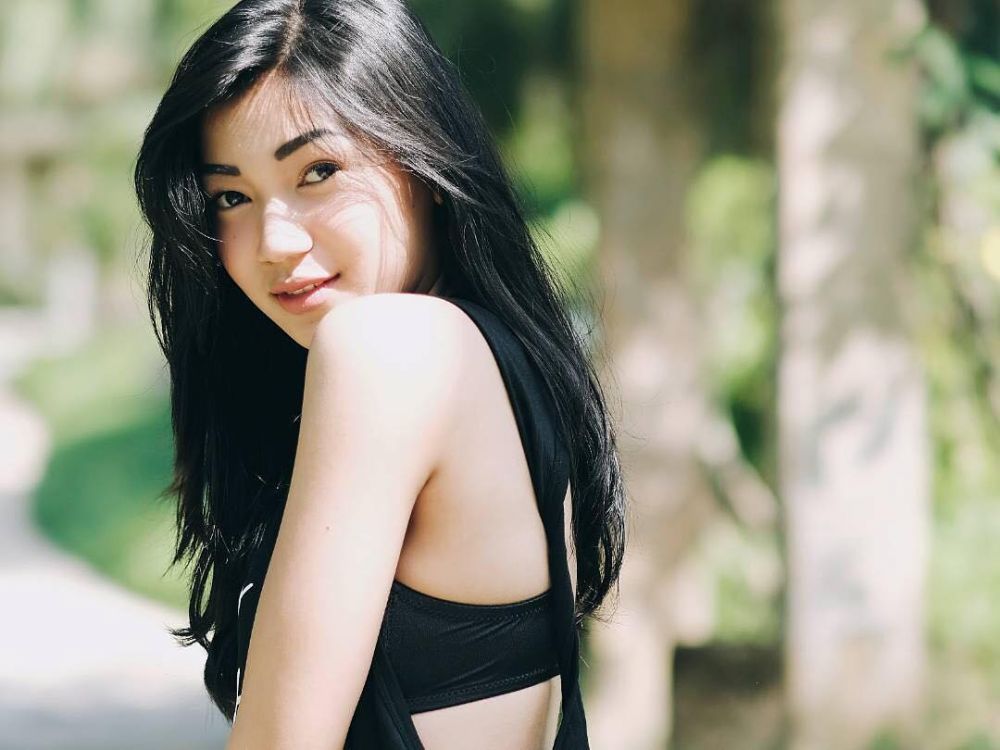 10 Potret Cyndyana Lorens, pramugari cantik adik Kriss Hatta