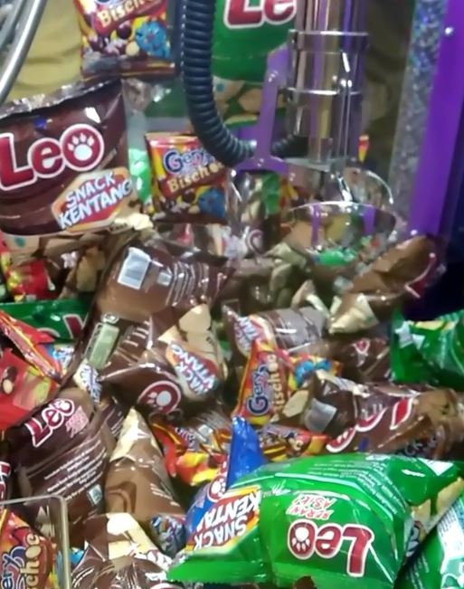 9 Penampakan di mesin pencapit barang ini bikin tepuk jidat