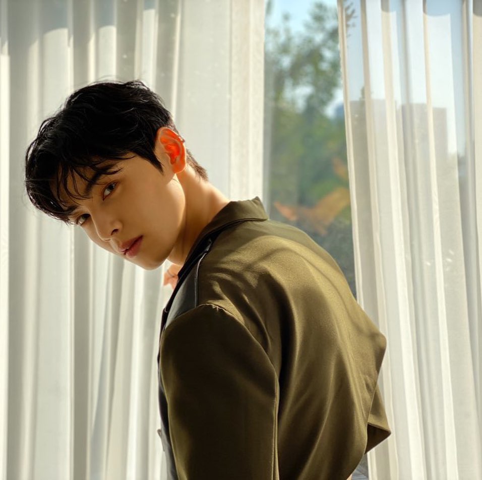 Kebiasaan unik 6 idol K-Pop saat tidur, ada yang pukul pipi