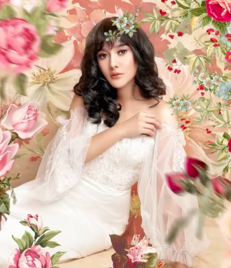 7 Pemotretan Naysila Mirdad bertema bunga, auranya terpancar