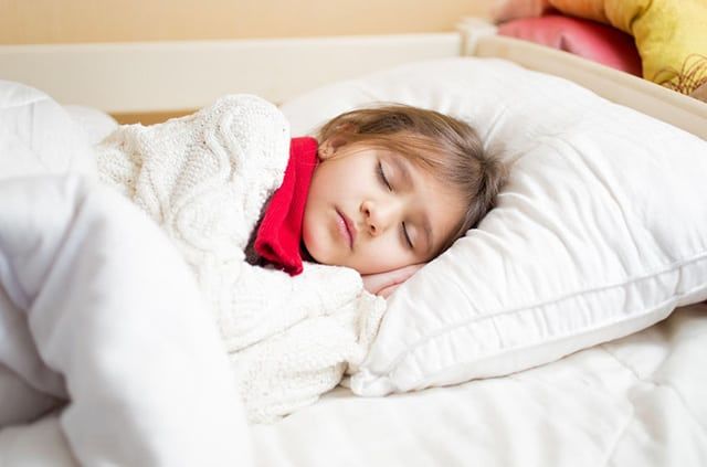 6 Penyebab mimisan saat tidur pada anak & cara mengatasinya