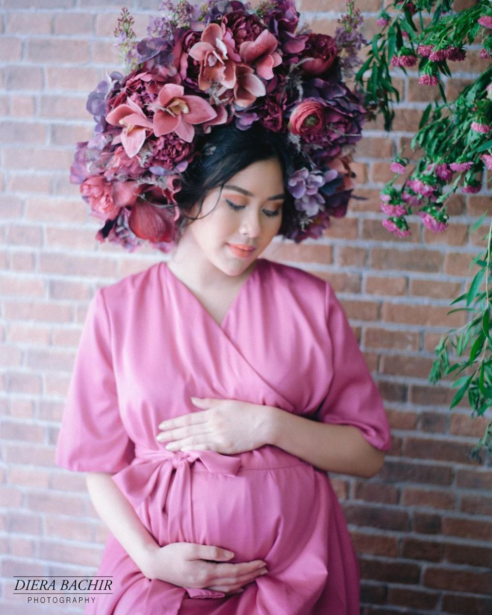 8 Potret maternity Syahnaz bertema taman bunga, anggun abis