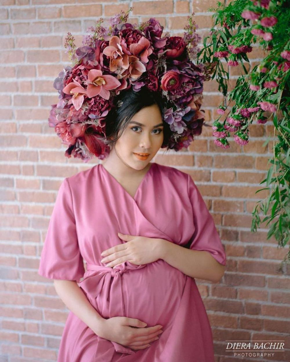 8 Potret maternity Syahnaz bertema taman bunga, anggun abis