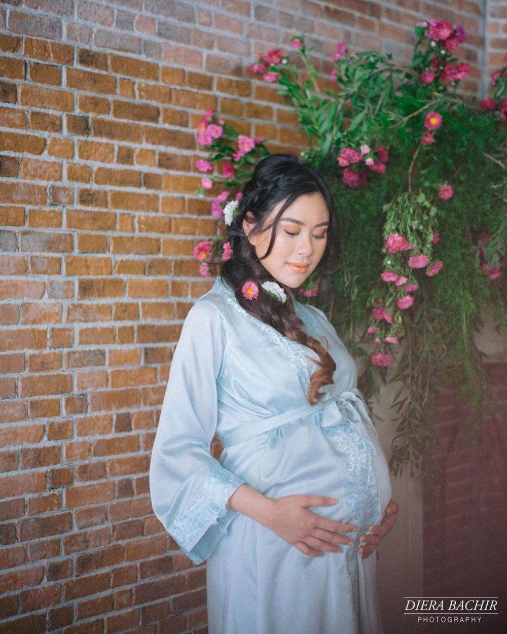 8 Potret maternity Syahnaz bertema taman bunga, anggun abis