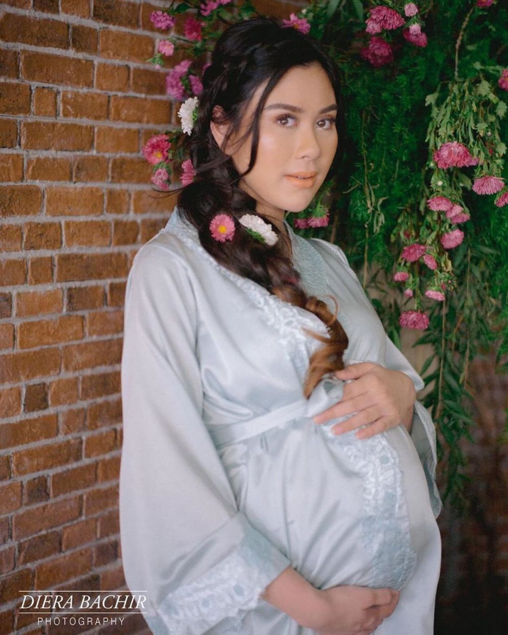 8 Potret maternity Syahnaz bertema taman bunga, anggun abis