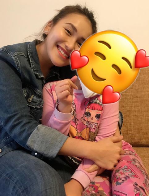Jenguk anak Denada di Singapura, Ayu Ting Ting bawa boneka BTS