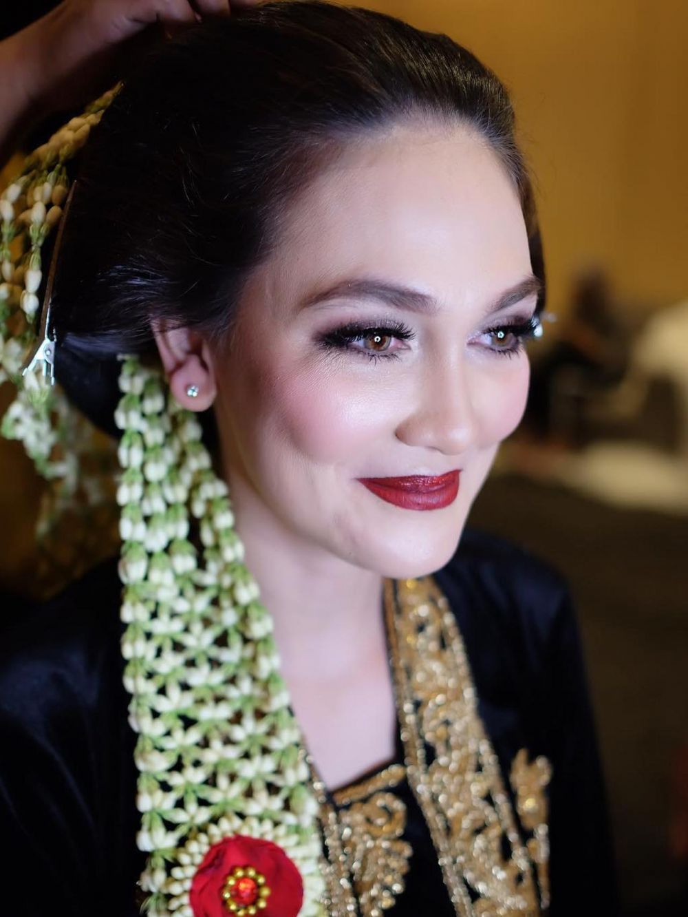 6 Momen Luna Maya berbaju pengantin adat Jawa, tuai pujian