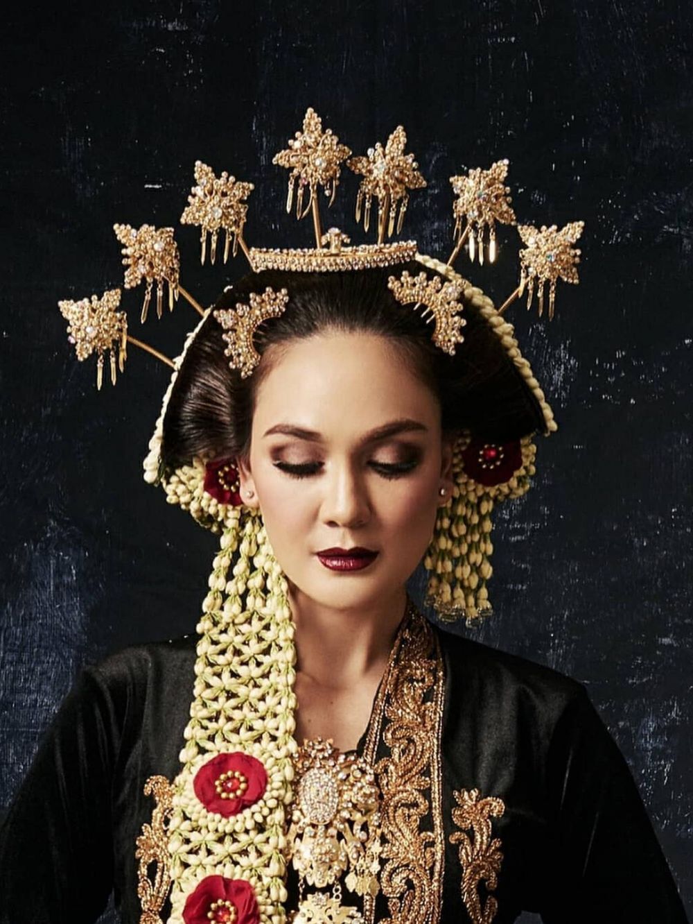 6 Momen Luna Maya berbaju pengantin adat Jawa, tuai pujian