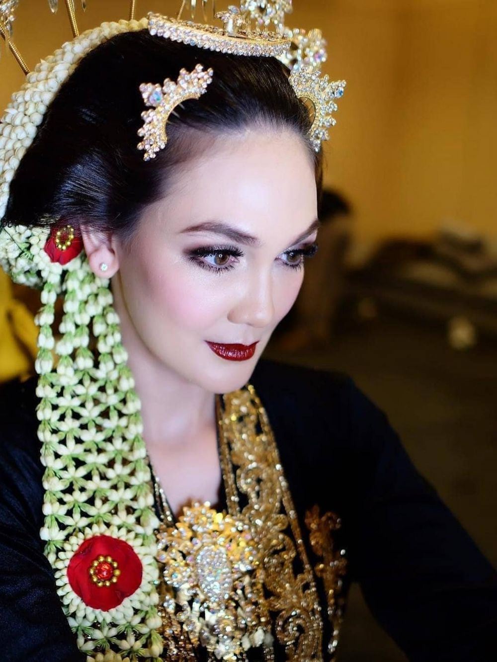 6 Momen Luna Maya berbaju pengantin adat Jawa, tuai pujian
