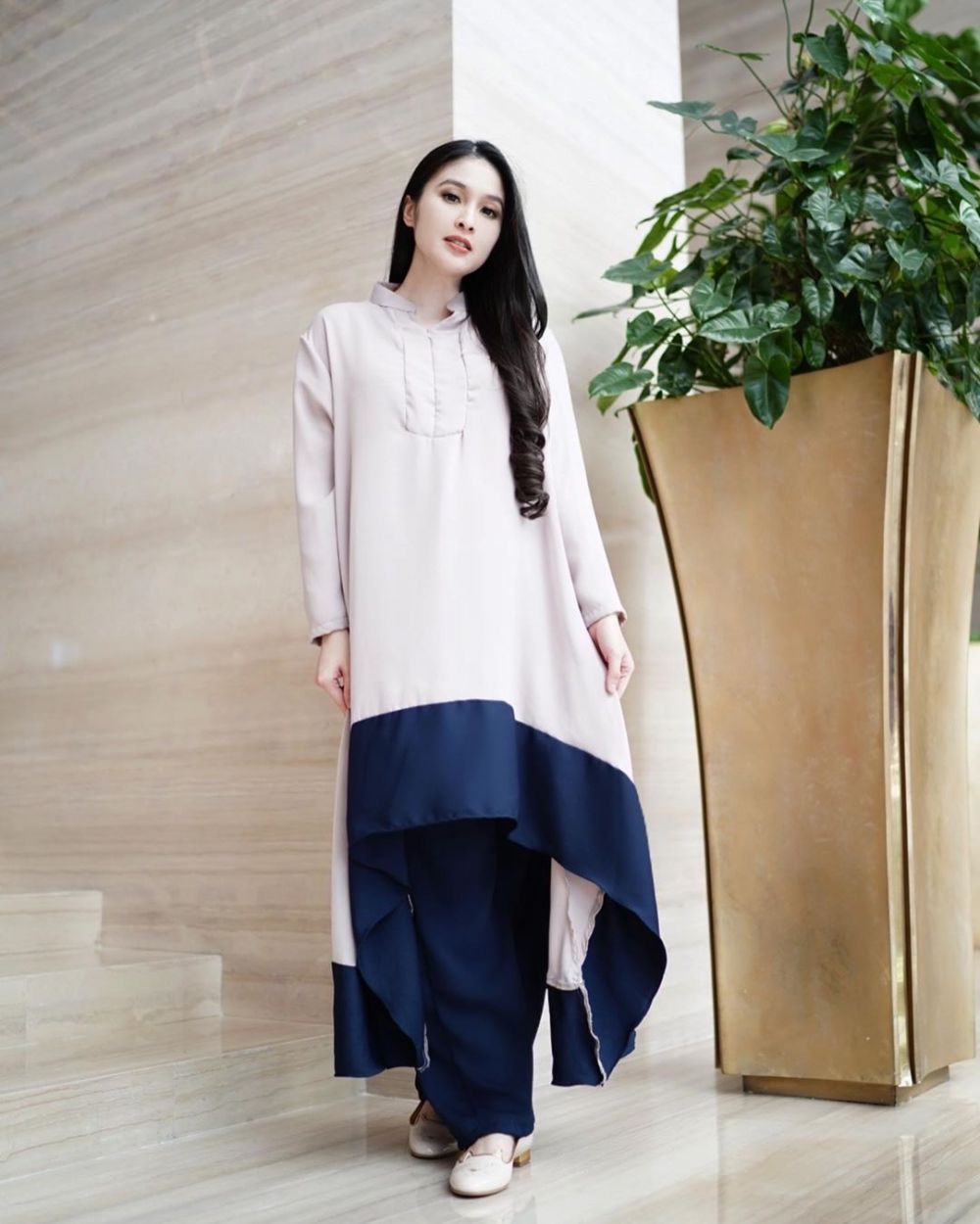 5 Cerita hidup Sandra Dewi ini bukti sosoknya cantik luar dalam