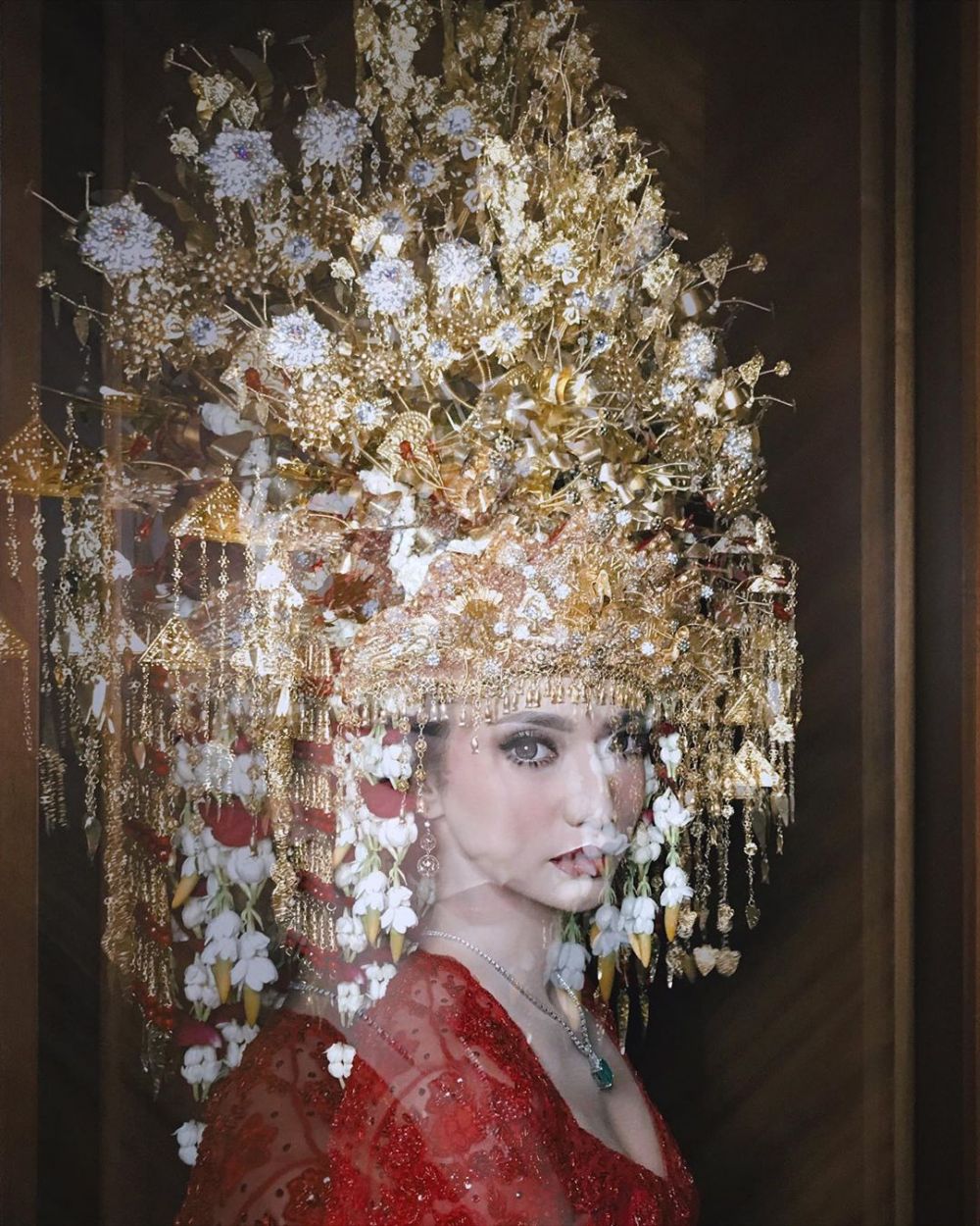 Potret cantik Nadia Saphira berbusana adat Palembang saat nikah