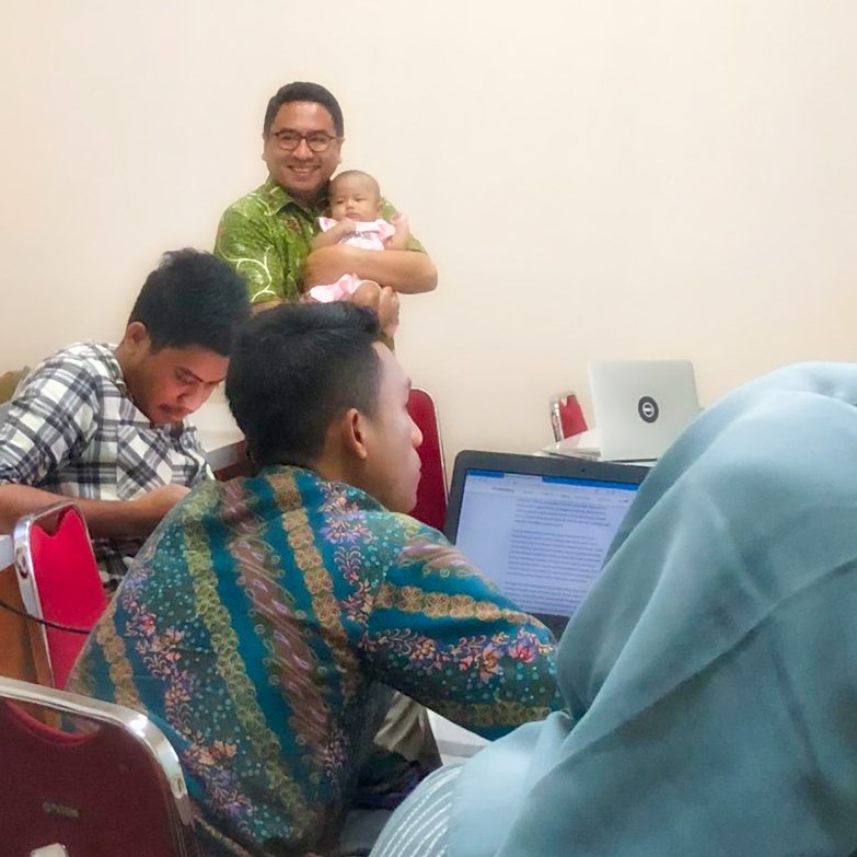 Viral kisah dosen persilakan mahasiswinya bawa bayi ke kelas