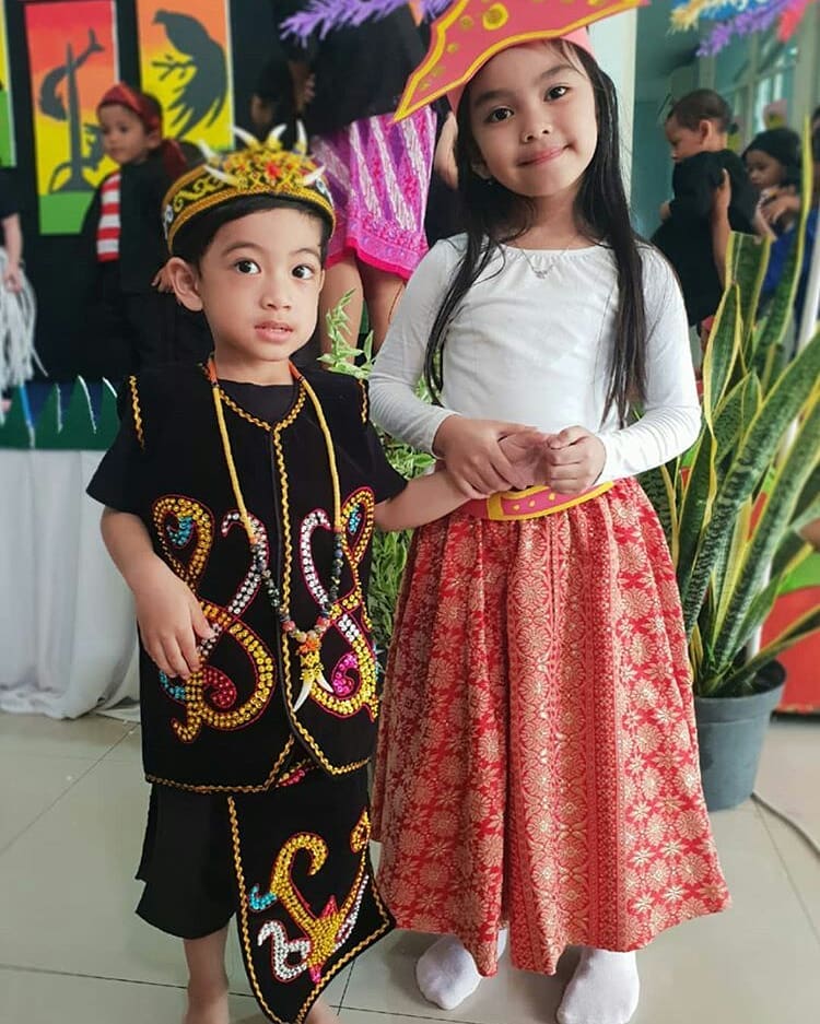 Masih kecil, gaya 6 cucu presiden pakai baju adat ini bikin gemas