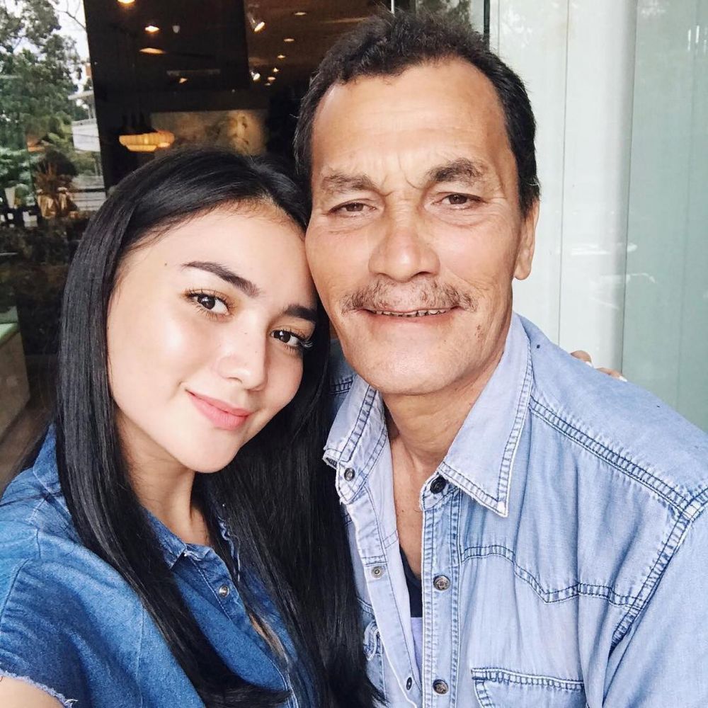 Jarang terekspos, ini 8 potret Citra Kirana dengan sang ayah