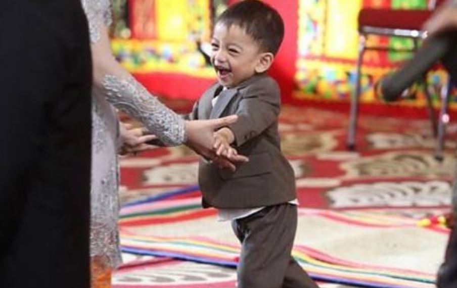 6 Potret balita anak seleb pakai jas, karismanya bak dewasa