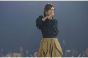 8 Inspirasi gaya kasual pakai sneakers ala Najwa Shihab