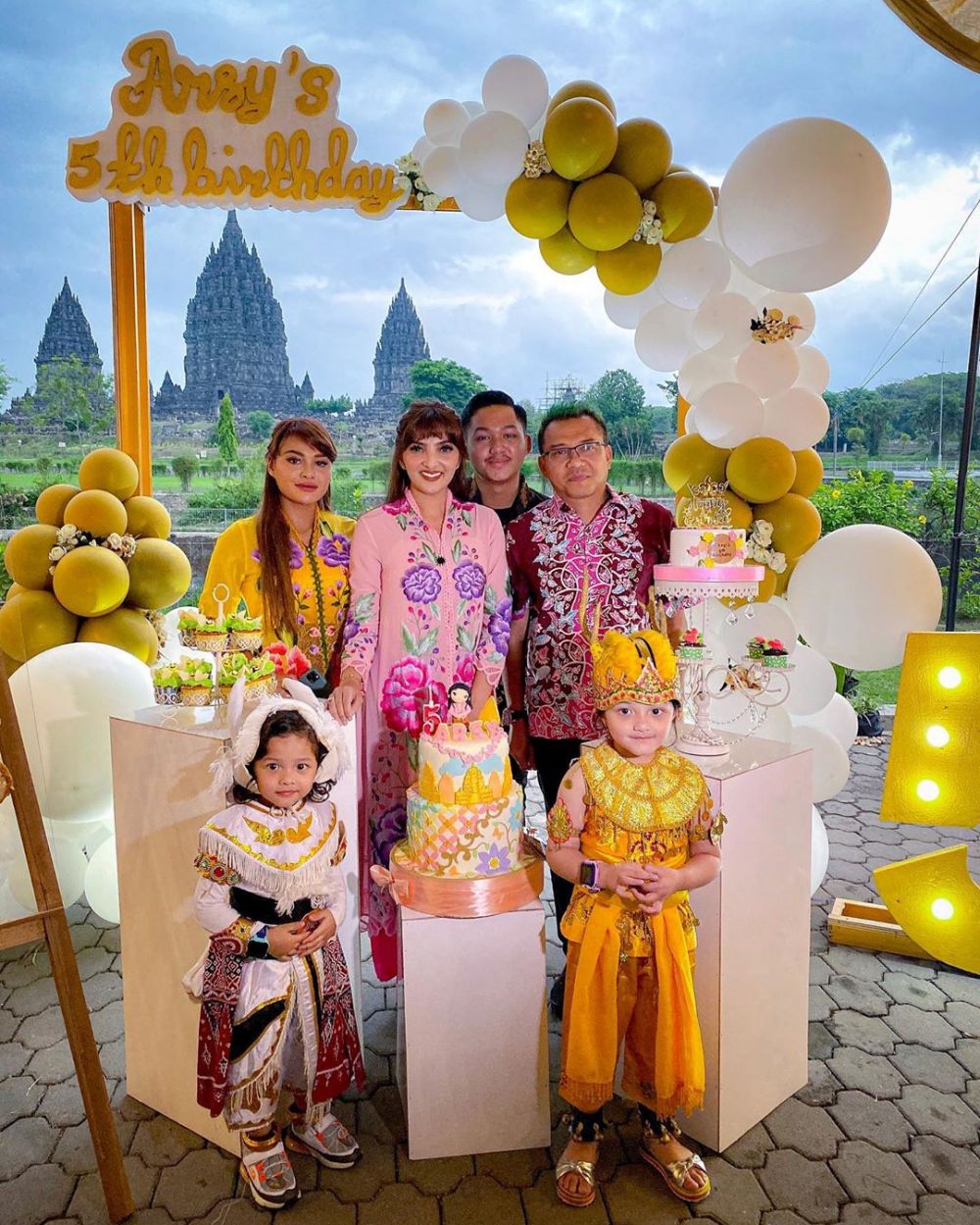 8 Potret pesta ultah ke-5 Arsy Hermansyah, kental nuansa Jawa