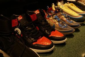 5 Tips padu padan dengan chunky sneakers bikin tampilan kece