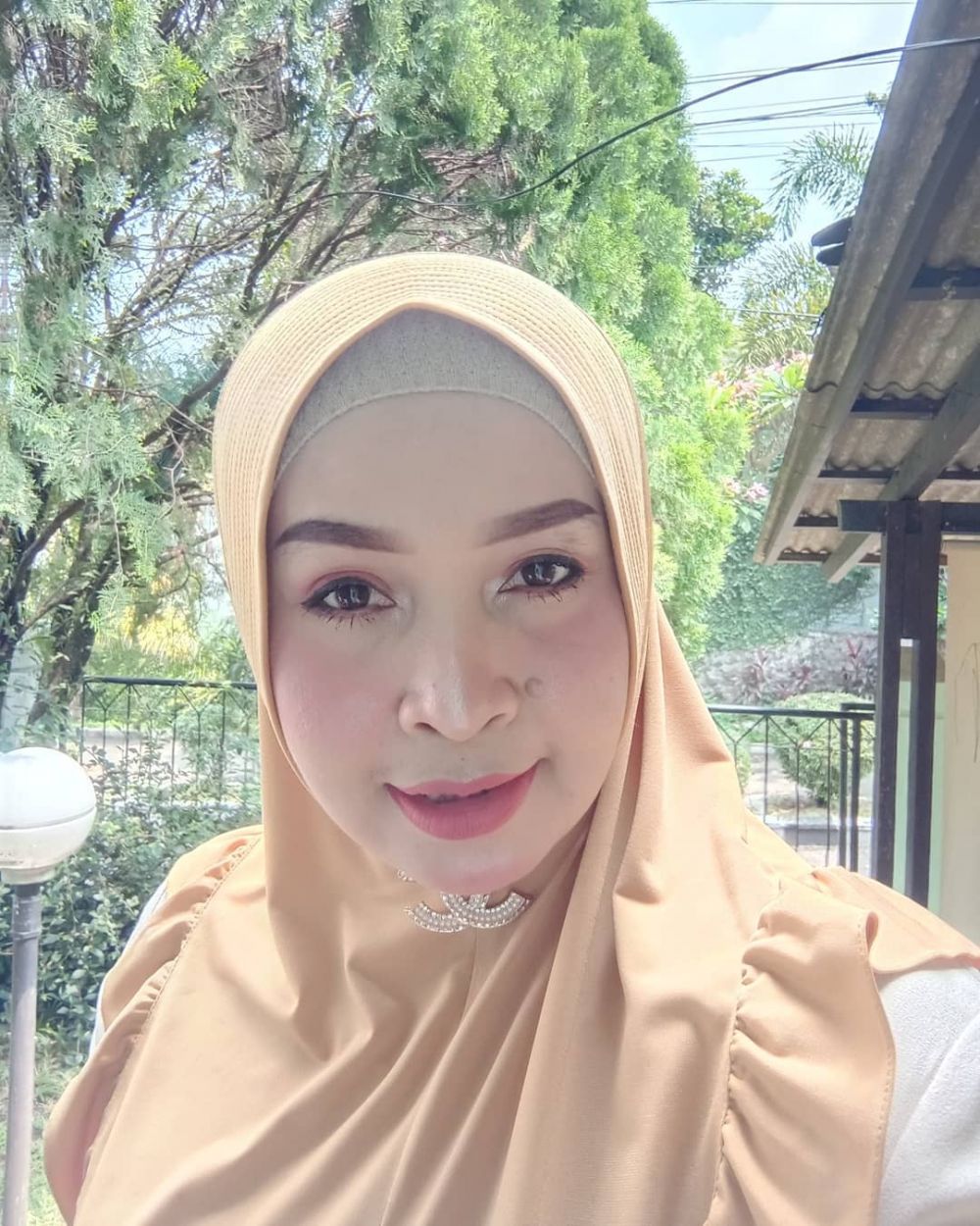 Viral emak-emak jago makeup, 8 foto usai dandan bikin pangling