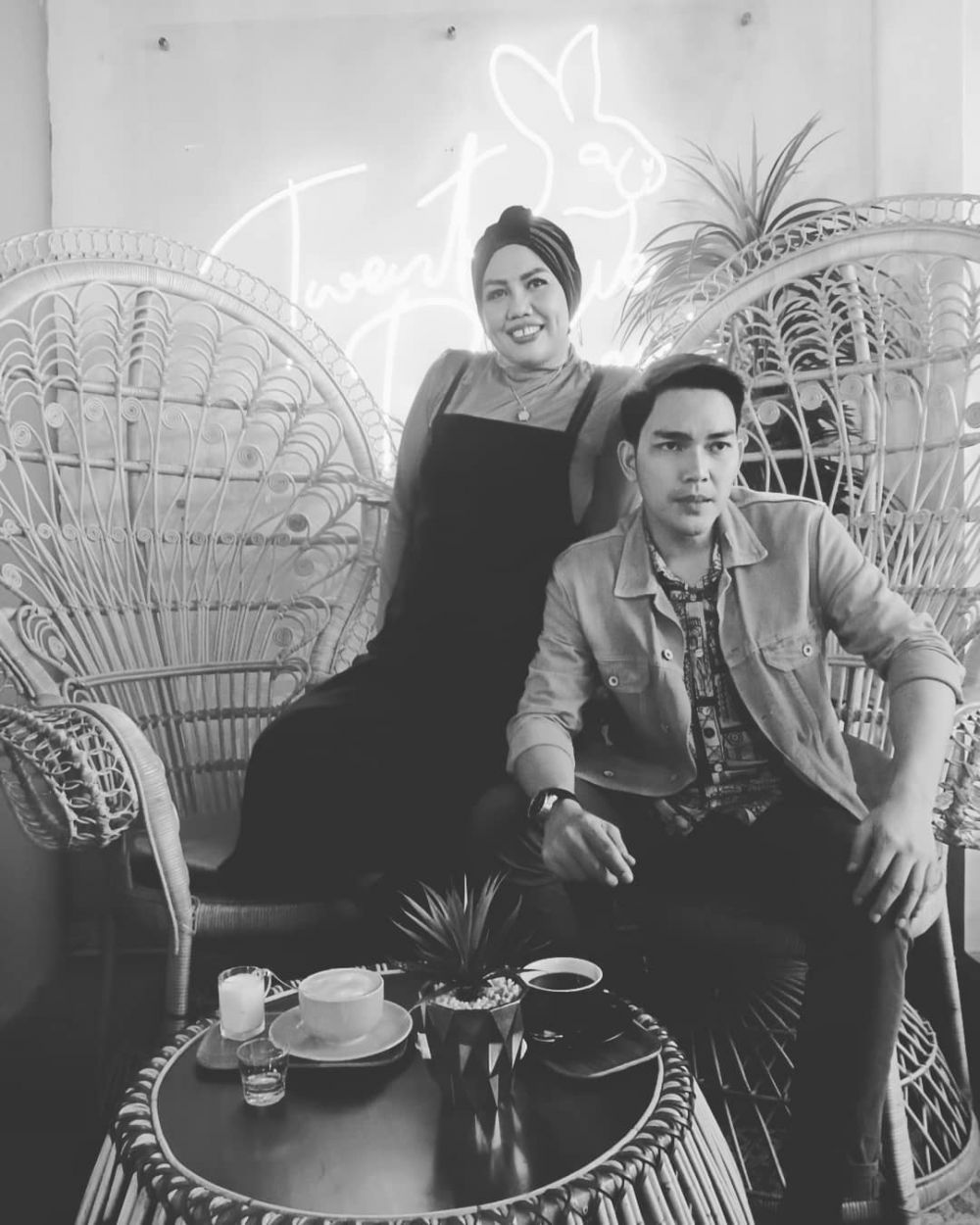 8 Potret mesra Elly Sugigi & pacar barunya, didoakan berjodoh