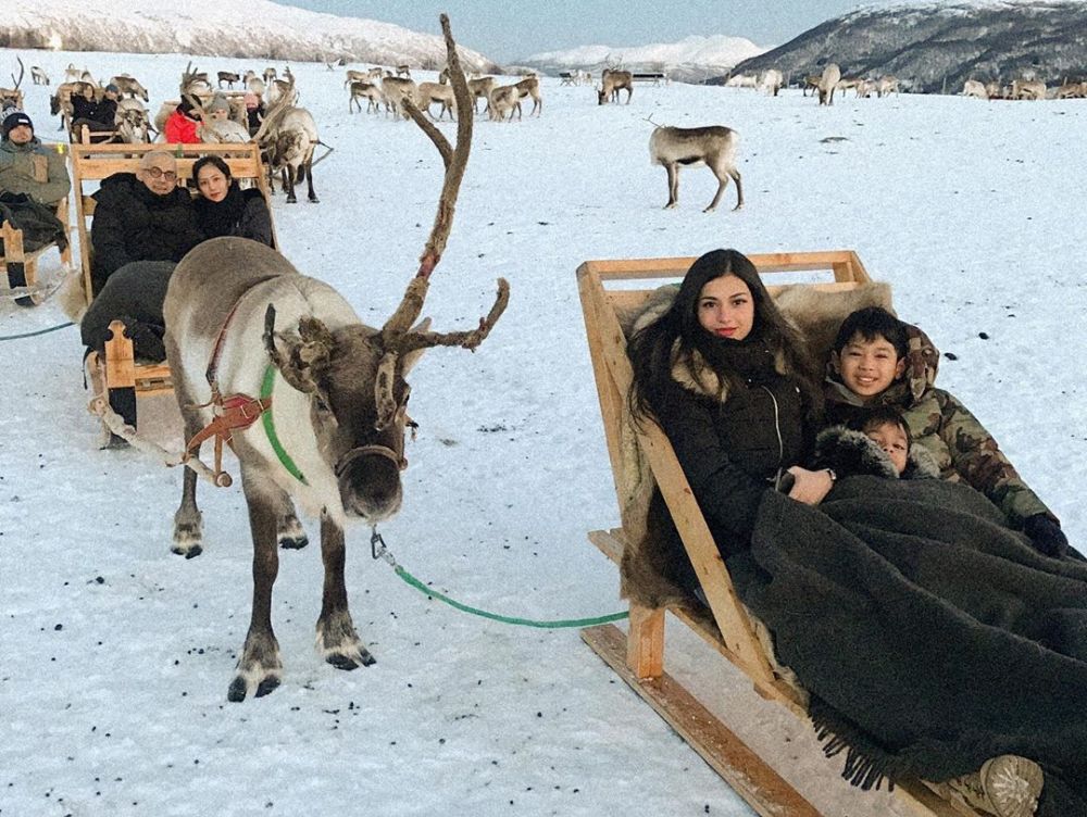 10 Potret liburan Bunga Zainal di Norwegia, bak negeri dongeng
