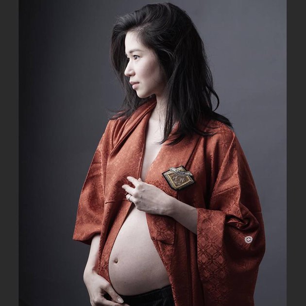 Potret maternity 10 seleb ekspos perut besar, seksi menawan