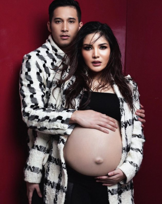 Potret maternity 10 seleb ekspos perut besar, seksi menawan