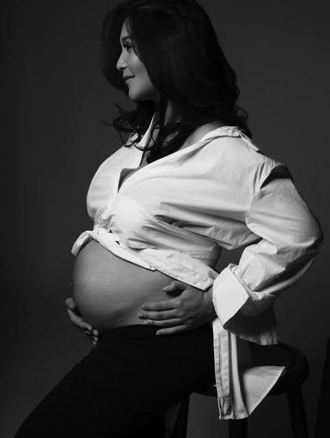 Potret maternity 10 seleb ekspos perut besar, seksi menawan
