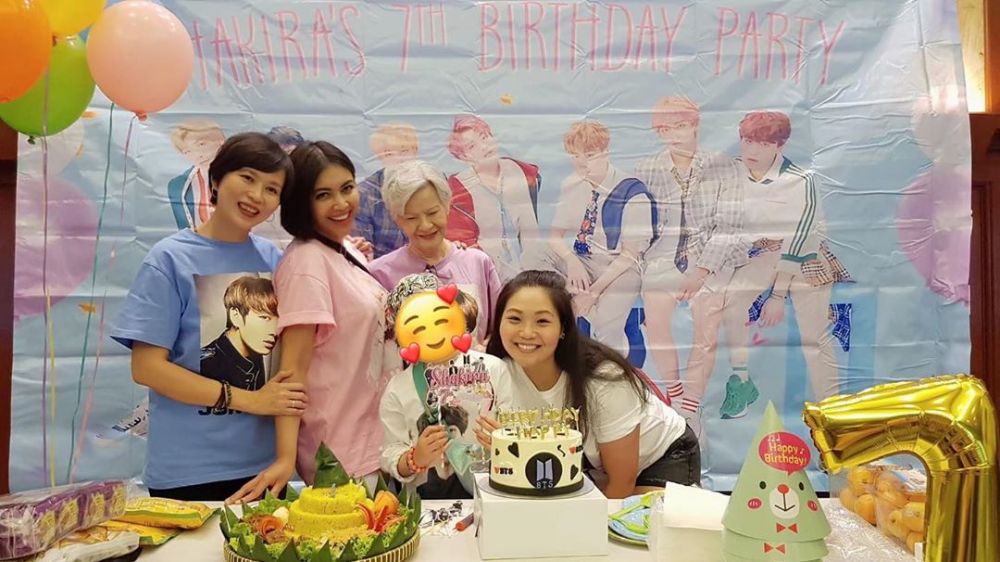 10 Momen seru ulang tahun ke-7 anak Denada, bertema BTS