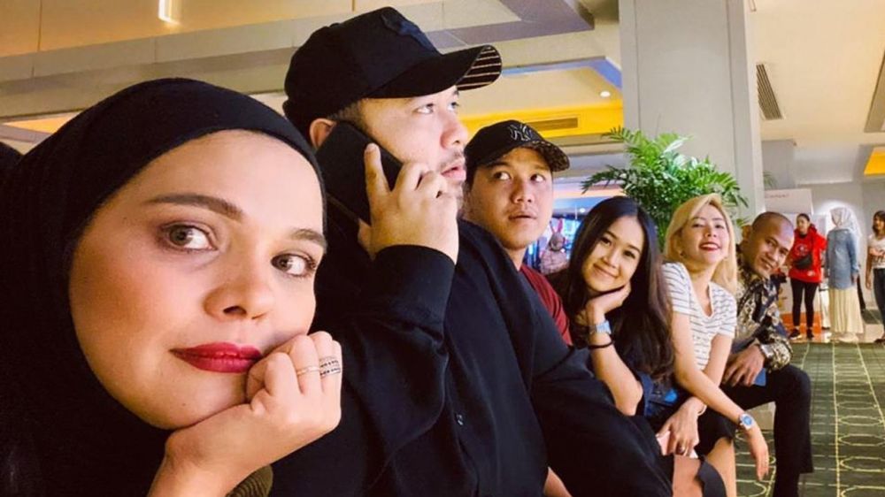 6 Potret hangat Didi Mahardika & Rosmanizar, udah kumpul keluarga