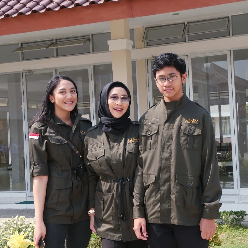 6 Potret kebersamaan Putri Tanjung dan adiknya yang jarang tersor