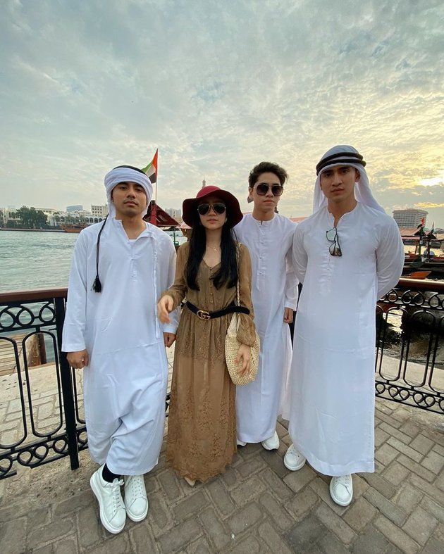 8 Potret liburan Verrel & Febby Rastanty di Dubai, gandengan tangan