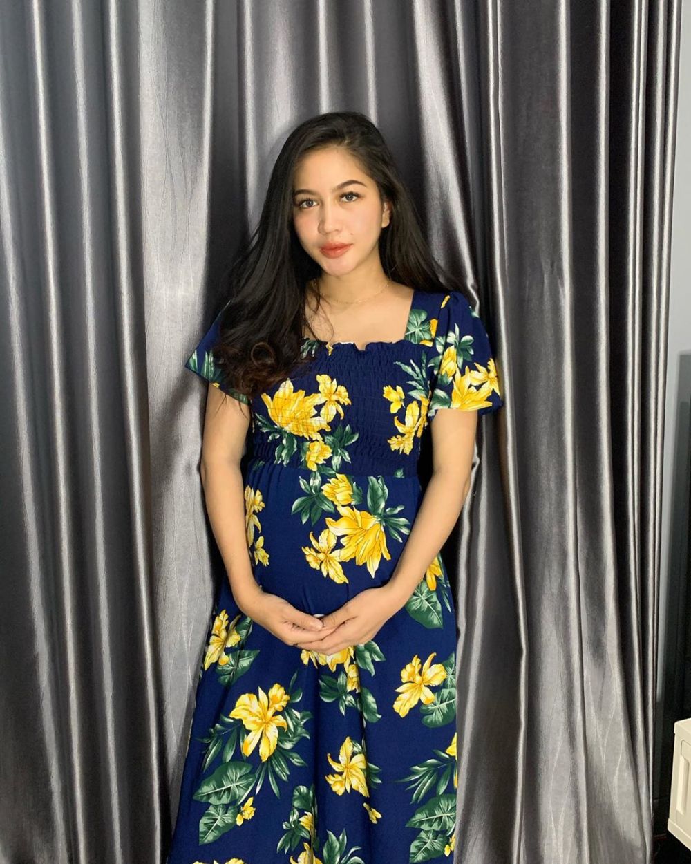 8 Gaya keseharian istri Young Lex pamer baby bump, memesona