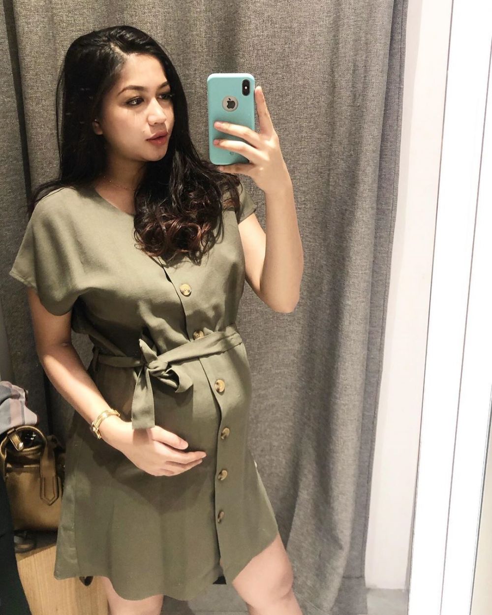 8 Gaya keseharian istri Young Lex pamer baby bump, memesona