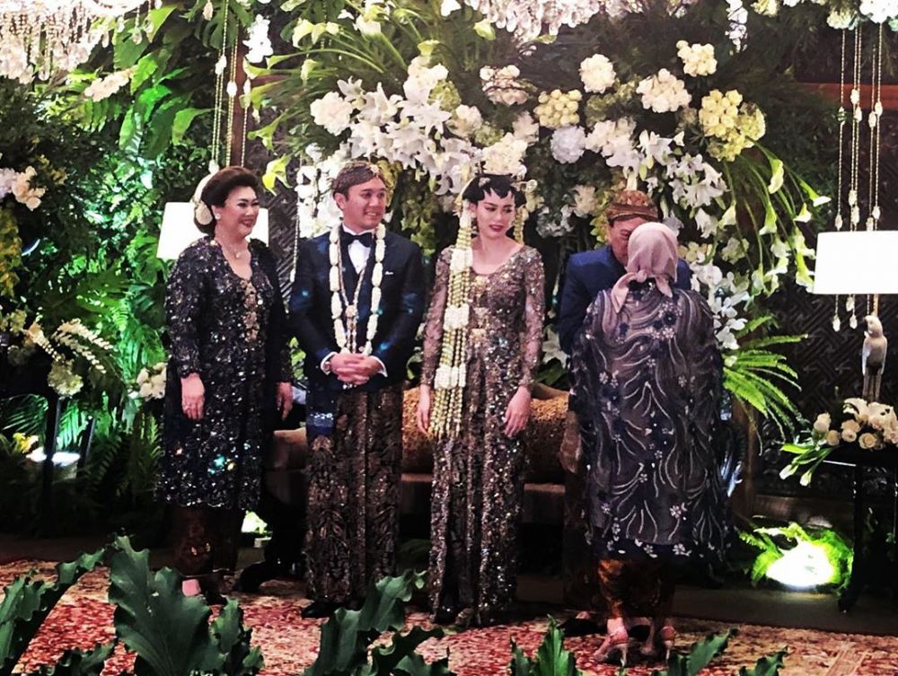 10 Momen nikah Adri Martowardjojo & Elsa, mewah dengan adat Jawa