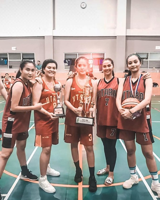 7 Potret Maudy Koesnaedi tanding basket sama timnya, keren pol