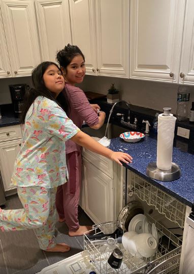 7 Momen Annisa Pohan bersih-bersih rumah, emak-emak banget