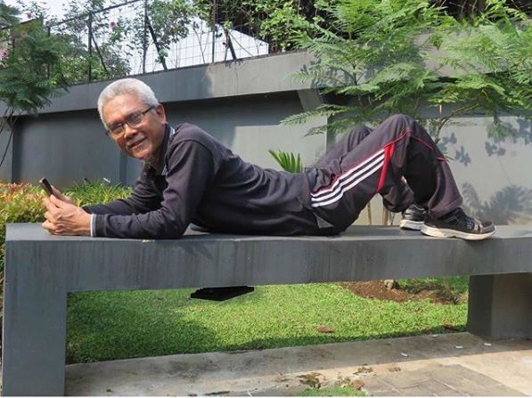 10 Pose lucu bapak-bapak saat foto, gereget abis