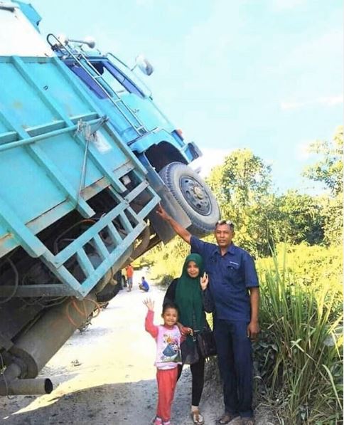 10 Pose lucu bapak-bapak saat foto, gereget abis