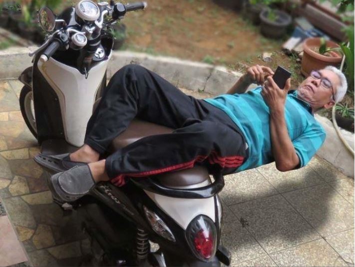 10 Pose lucu bapak-bapak saat foto, gereget abis