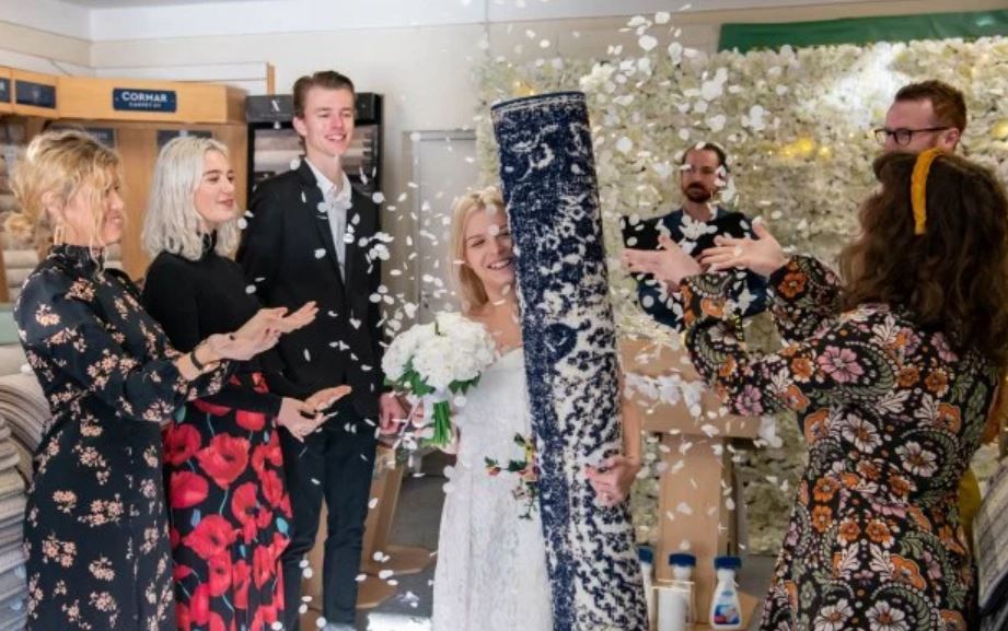 Viral, wanita cantik 26 tahun menikah dengan karpet
